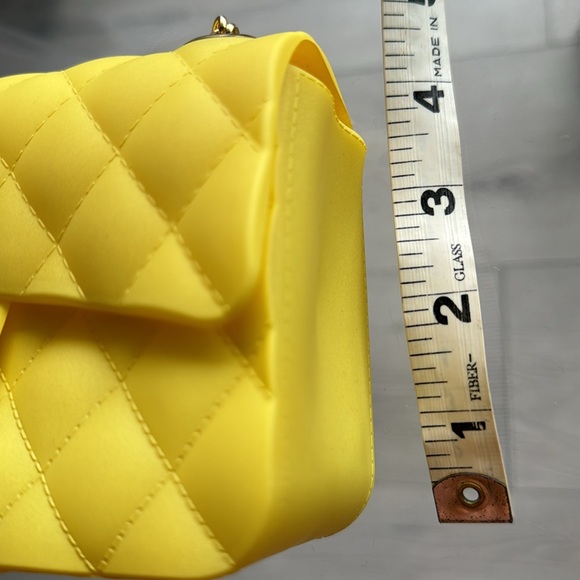 Quilted Bright YELLOW Jelly Purse with adjustable Gold Chain Strap
BRAND NEW! - Picture 12 of 12